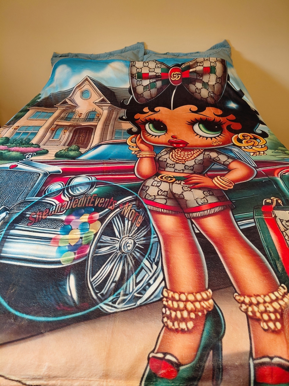 Betty Boop Graphic Plush Bedding Throw Blanket - Multicolor